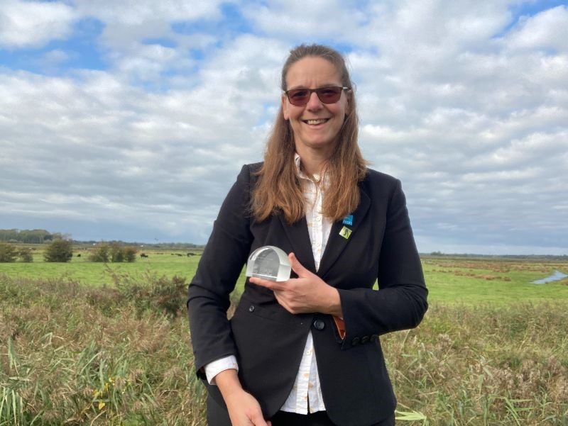 Dr Jennifer Smart with her award